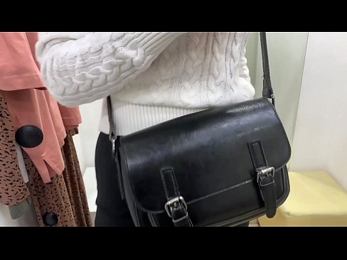 ❤️ Masturbasyon piblik nan jenn femèl FeralBerry ak yon gode nan sal la Fitting ☑ Videyo fout nan pònografi ht.hentai-ita.ru ❤